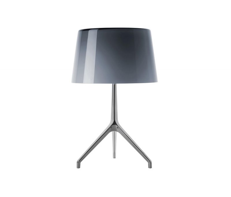 Graue Lumiere Tischleuchte von Foscarini mit dreibeinigem Chromfuß und Lampenschirm.